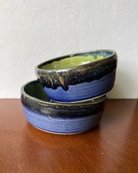 stacked_blue_bowls